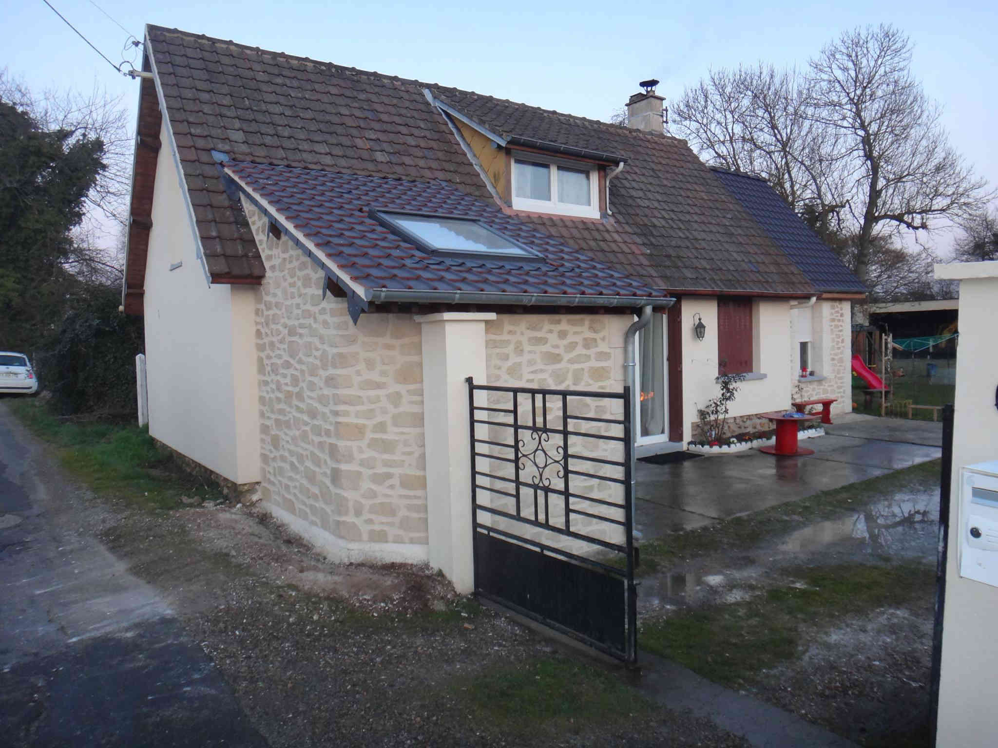extension de maison apres ravalement de facade en enduit imitation pierre