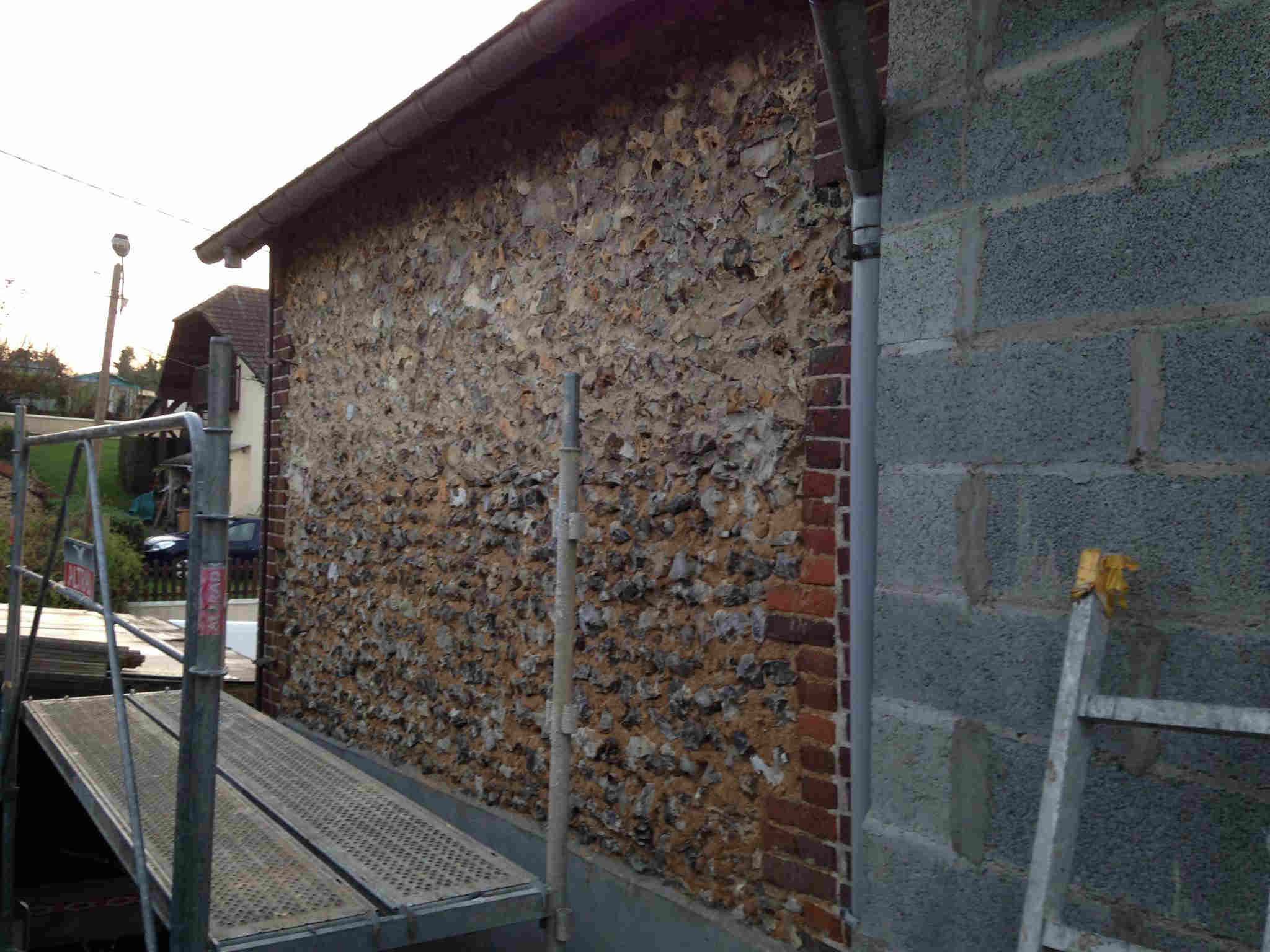 facade mur avant ravalement en enduit imitation pierre